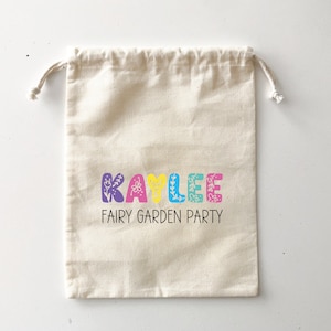 Fée florale botanique garden-party avec message avec nom personnalisé sac de cadeaux en coton naturel avec cordon de serrage - Imprimer au Canada