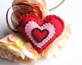 Adorno de corazón de fieltro: decoración con cuentas para San Valentín