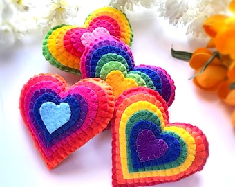 Adorno de corazón de fieltro arcoíris: decoración colorida para San Valentín