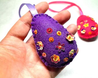 Decoración de huevos de Pascua de fieltro: flores primaverales con lentejuelas