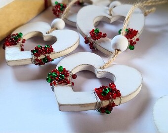 Adorno de corazón de madera blanco: Decoración navideña con cuentas de vidrio