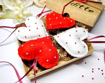 Adorno de corazón de fieltro en caja de regalo: decoración navideña en rojo y blanco