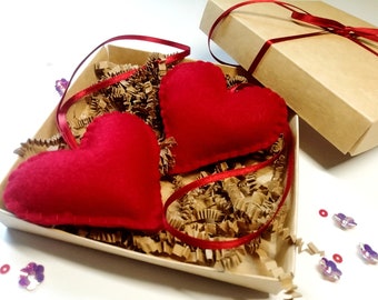 Adorno de corazón rojo de fieltro en caja de regalo, decoración para el Día de San Valentín