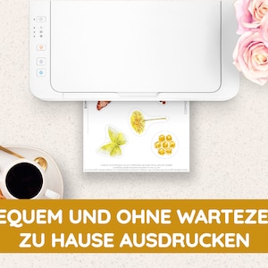 K&ouml;nnte beinhalten: Ein wei&szlig;er Drucker mit einem Blatt Papier, das herauskommt. Das Papier zeigt Bilder von einem Schmetterling, einem L&ouml;wenzahn und einer Honigwabe. Der Text auf dem Papier lautet "COSMISORI". Der Text unter dem Drucker lautet "BEQUEM UND OHNE WARTEZEIT ZU HAUSE AUSDRUCKEN".
