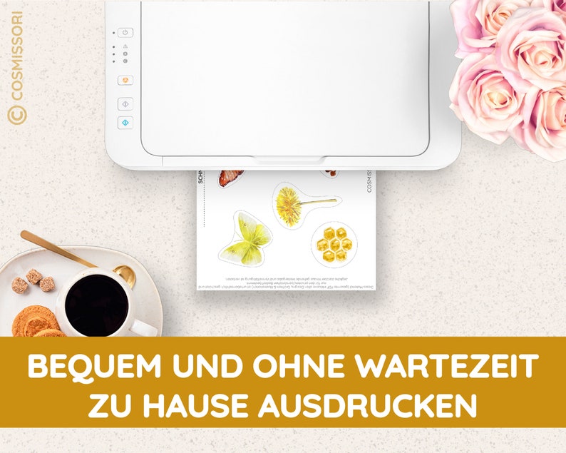 K&ouml;nnte beinhalten: Ein wei&szlig;er Drucker mit einem Blatt Papier, das herauskommt. Das Papier zeigt Bilder von einem Schmetterling, einem L&ouml;wenzahn und einer Honigwabe. Der Text auf dem Papier lautet "COSMISORI". Der Text unter dem Drucker lautet "BEQUEM UND OHNE WARTEZEIT ZU HAUSE AUSDRUCKEN".