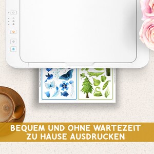 May include: A white printer with a sheet of paper in the tray. The paper has two images of colorful illustrations. The text on the paper reads "https://cosmissori.etsy.com/de/listing/1168848888/kostenlose-druckvorlage-kostenlose". The text below the printer reads "BEQUEM UND OHNE WARTEZEIT ZU HAUSE AUSDRUCKEN".