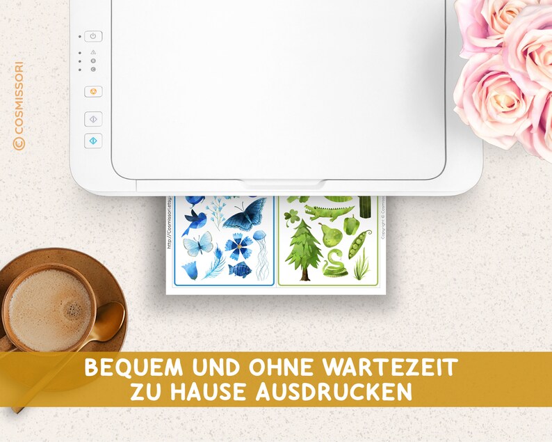 May include: A white printer with a sheet of paper in the tray. The paper has two images of colorful illustrations. The text on the paper reads "https://cosmissori.etsy.com/de/listing/1168848888/kostenlose-druckvorlage-kostenlose". The text below the printer reads "BEQUEM UND OHNE WARTEZEIT ZU HAUSE AUSDRUCKEN".