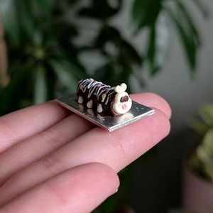 Handgemachte Miniatur Raupe Schokolade Roll Kuchen auf Servierbrett für 1:12 Maßstab Puppenhaus, Bäckerei Café Küche Kinderparty Essen