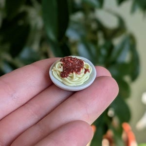 Handgemachte Miniatur Pasta Spaghetti und Bolognese Soße in Keramik Schale für 1:12 Puppenhaus Küche Diner Cafe