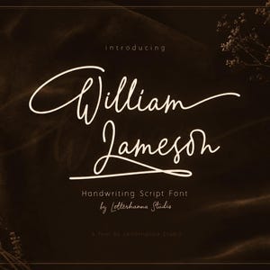 以下が含まれることがあります： 暗い茶色の背景に、白い筆記体フォントで「introducing William Jameson」と書かれています。その下に「Handwriting Script Font by Letterhanna Studio」と書かれています。装飾的な花の要素がテキストを囲んでいます。