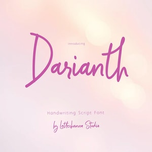 Könnte beinhalten: Ein weicher, verschwommener Hintergrund in Rosa- und Pfirsichtönen mit dem Wort "Darianth" in einer leuchtend magentafarbenen Schrift. Der Text "introducing" erscheint darüber, und "Handwriting Script Font" und "by Letterhanna Studio" stehen darunter.