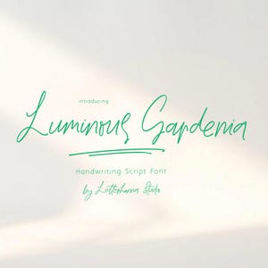 Op de afbeelding: Een digitale afbeelding met de woorden "Luminous Gardenia" in een vloeiend, handgeschreven lettertype. Het lettertype is heldergroen, met een bijpassende groene lijn eronder. De tekst "Handwriting Script Font" en "by Letterhanna Studio" zijn ook opgenomen.