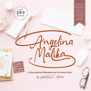 以下が含まれることがあります： 「Angelina Malika」カリグラフィー手書きフォントのプロモーション画像。茶色の筆記体でフォント名が表示されています。キーボード、マウス、文房具が薄いピンク色の背景に配置されています。580以上のグリフが含まれています。