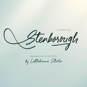 以下が含まれることがあります： 流れるような筆記体フォントで「Stenborough」と書かれたターコイズ色のグラフィック。上部に「introducing」、下部に「Handwriting Script Font」と「by Letterhanna Studio」と書かれています。