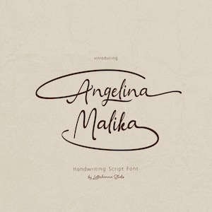 Puede incluir: Un gráfico digital con las palabras "Angelina Malika" en una fuente de escritura a mano fluida. El texto es de color marrón oscuro, sobre un fondo beige texturizado. También están presentes las palabras "introducing" y "Handwriting Script Font by Letterhanna Studio".
