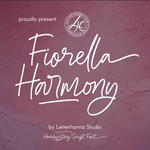 以下が含まれることがあります： 流れるような白い筆記体フォントで「Fiorella Harmony」という言葉が書かれたデジタルグラフィックデザイン。 テキストは、テクスチャ加工されたマルーン色の背景に配置されています。 デザインには、Letterhanna Studioのロゴと「Handwriting Script Font」というフレーズが含まれています。