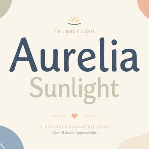 Könnte beinhalten: Cremefarbene Grafik mit den Worten "Aurelia Sunlight" in dunkelblauer und hellgrüner Schrift. Der Text "INTRODUCING" und "A FRIENDLY SANS-SERIF FONT" sind ebenfalls vorhanden. Das Design enthält abstrakte Formen und ein kleines Sonnensymbol.
