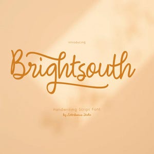 以下が含まれることがあります： 暖色系のグラフィックで、流れるような手書きのスクリプトで「Brightsouth」という言葉が描かれています。テキストは金色がかった茶色で、「introducing」と「Handwriting Script Font」の文字も表示されています。