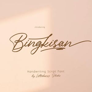 Könnte beinhalten: Ein digitales Grafikdesign mit dem Wort "Bingkisan" in einer fließenden, handschriftlichen Schriftart. Über dem Haupttext steht "introducing", und darunter steht "Handwriting Script Font by Letterhaina Studio" auf einem weichen, pfirsichfarbenen Hintergrund.