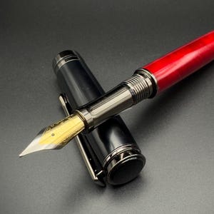 Handgemachter Füllfederhalter aus rotem Acryl