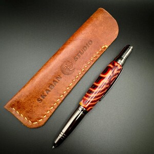 Bolígrafo Micarta hecho a mano, bolígrafo naranja y negro personalizado, lujoso bolígrafo estilo Parker con forma de llama, estuche de cuero genuino hecho a mano
