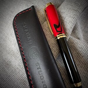 Pluma estilográfica hecha a mano, pluma roja y negra personalizada, lujoso instrumento de escritura acrílico con convertidor de tinta, estuche de cuero genuino hecho a mano