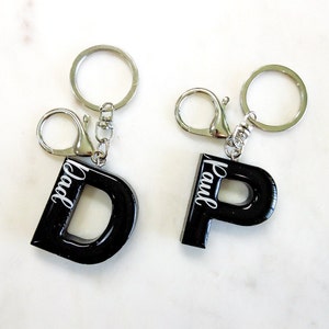 Llavero con letras personalizadas para hombre o mujer con nombre personalizado opcional - diferentes colores disponibles