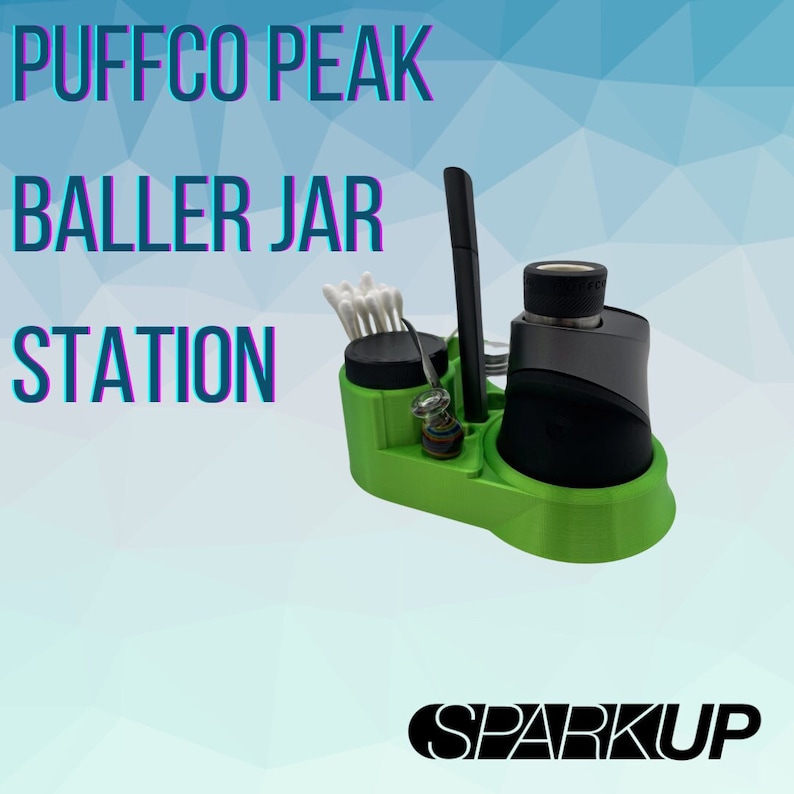 K&ouml;nnte beinhalten: Eine gr&uuml;ne Puffco Peak Baller Jar Station aus Kunststoff mit einem schwarzen und grauen Puffco Peak Vaporizer, einem Glasgef&auml;&szlig; und Wattest&auml;bchen.