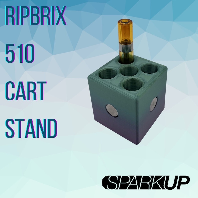 Puede incluir: Un soporte para cartuchos 510 de color verde y morado con una base magn&eacute;tica y seis ranuras para guardar cartuchos de vape. Una ranura tiene un cartucho de vape dorado insertado. El soporte tiene el texto "RIPBRIX" y "SPARKUP" impreso en &eacute;l.