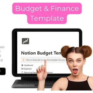 Könnte beinhalten: Eine Frau mit einem überraschten Gesichtsausdruck zeigt auf einen Laptop-Bildschirm, auf dem eine Notion-Budgetvorlage angezeigt wird. Die Vorlage enthält Abschnitte für ein Dashboard, Ausgaben und wiederkehrende Ausgaben. Der Text auf dem Bildschirm lautet "Klicken Sie auf Duplizieren, um diese Vorlage in Ihren Notion-Arbeitsbereich zu kopieren."