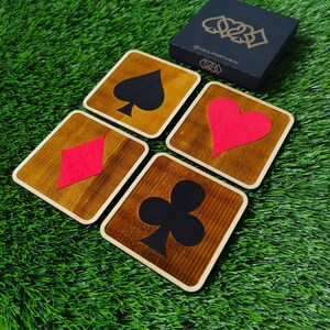 Set di 4 sottobicchieri colorati in legno per carte, inaugurazione della casa, decorazione della casa, accessori affascinanti, design unico, sottobicchieri per bevande da tavolo da poker