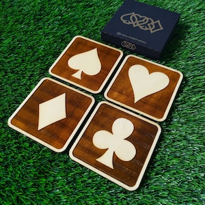 4er Set Bunte Untersetzer aus Holz, Kartenanzug, Einweihungsparty, Innendekoration, Charmante Accessoires, einzigartiges Design, Poker-Tisch Untersetzer