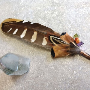 Różdżka z piór ceremonialnych Eagle Spiritual z Nowej Zelandii, wykonana z etycznych piór. Usuń negatywną energię za pomocą kryształów.