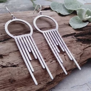 Boucles d&#39;oreilles pendantes maories faites main : bijoux en argent de Nouvelle-Zélande