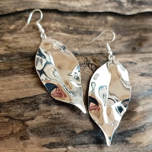 Boucles d'oreilles pendantes en feuille d'argent de Nouvelle-Zélande : bijoux ethniques faits main