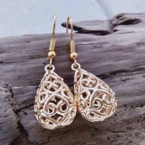 Pendientes de oro con filigrana en forma de lágrima y diseño de corazón maorí.