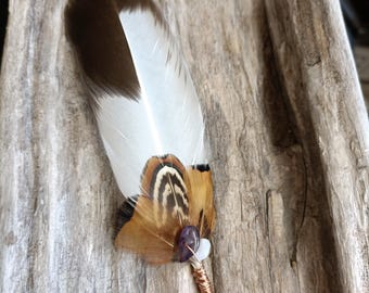 Varita de plumas ceremoniales: plumas éticas de Nueva Zelanda, amatista y cuarzo ahumado