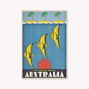 Könnte beinhalten: Vintage Reiseplakat mit drei gelb-schwarzen Fischen, die in blauem Wasser schwimmen. Über dem Wasser befinden sich drei kleine Inseln mit Palmen. Das Plakat trägt die Aufschrift "GREAT BARRIER REEF, QUEENSLAND" und "AUSTRALIA".