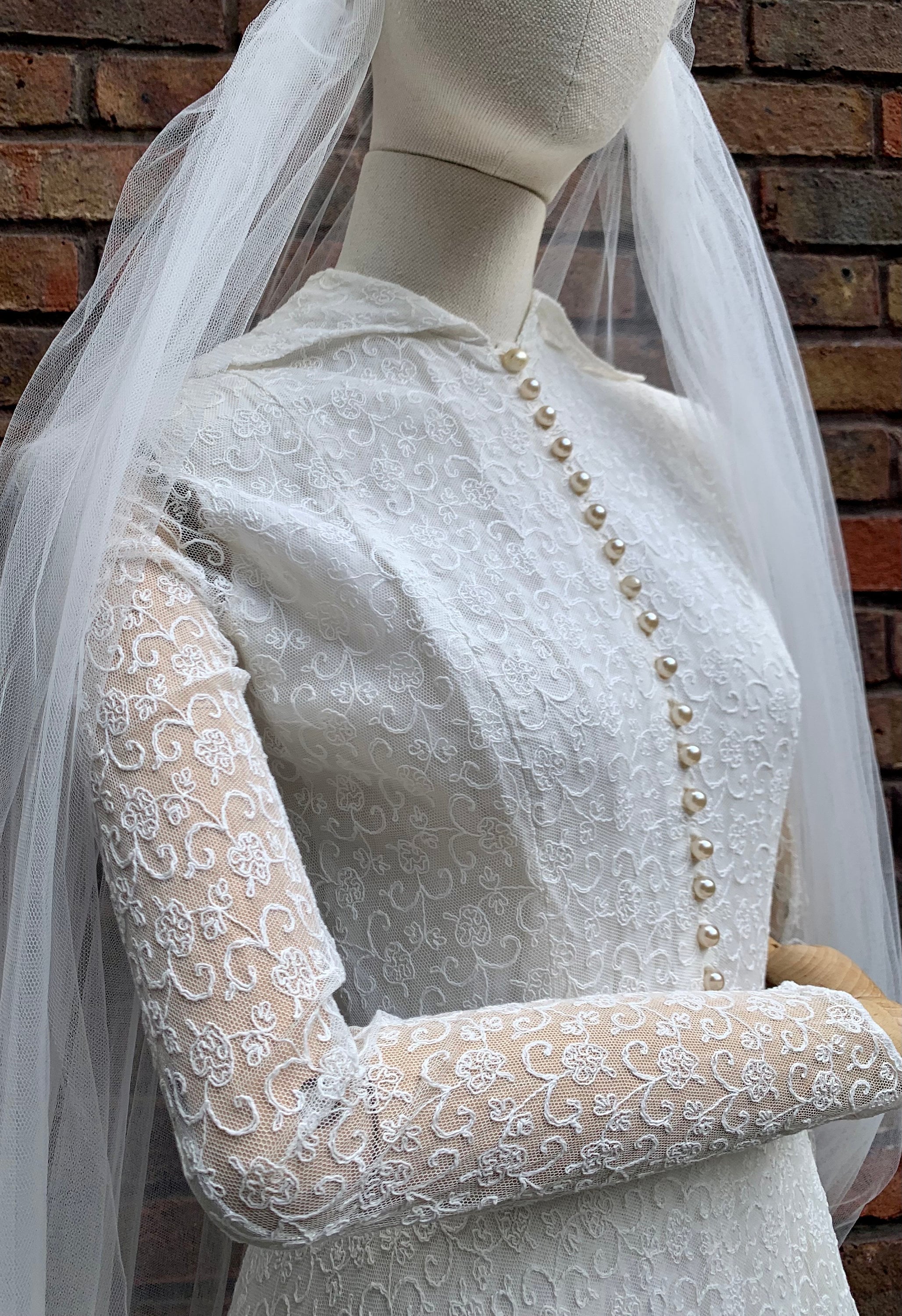 40s Lace Wedding Gown/ Vintage Fit Flare Dress/ 40s Pearls Buttons