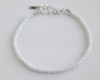 Weißes Perlenarmband, zierliches Sterling versilbertes Perlenarmband, einfach verstellbares trendiges Armband für Sommer & Alltag