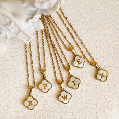 Collier initial, collier waterproof, collier en gold filled 18 carats, collier lettre, pendentif initial en or, collier de nacre à 4 feuilles.