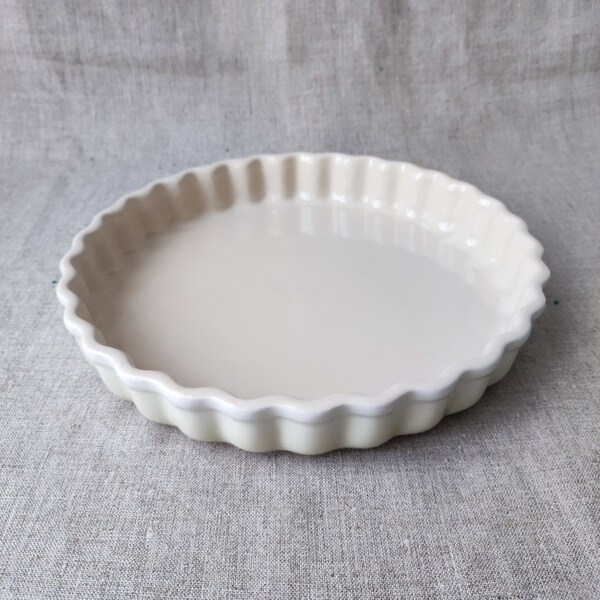 LE CREUSET Heritage Collection Meringue Ceramic Ribbed Baking Mold Pie Quiche Cake Flan Dish Marked 09-08 D25.5 cm Farmhouse Kitchen