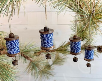 Adorno navideño de carrete de hilo azul: regalo de costura rústico