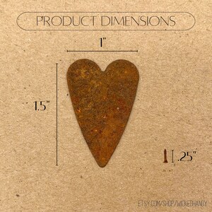 Puede incluir: Una pieza met&aacute;lica en forma de coraz&oacute;n con un acabado marr&oacute;n oxidado. Las dimensiones del producto son 2,5 cm de ancho, 3,8 cm de alto y 0,6 cm de grosor. El texto "PRODUCT DIMENSIONS" est&aacute; en la parte superior. La URL de la tienda Etsy est&aacute; en la parte inferior.
