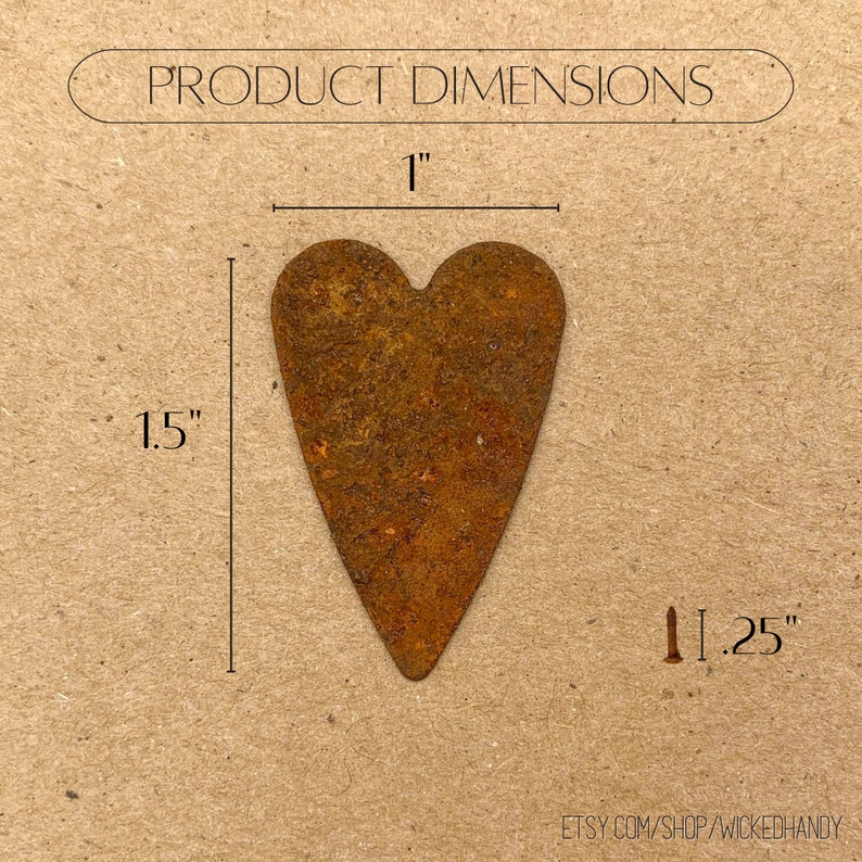 Puede incluir: Una pieza met&aacute;lica en forma de coraz&oacute;n con un acabado marr&oacute;n oxidado. Las dimensiones del producto son 2,5 cm de ancho, 3,8 cm de alto y 0,6 cm de grosor. El texto "PRODUCT DIMENSIONS" est&aacute; en la parte superior. La URL de la tienda Etsy est&aacute; en la parte inferior.