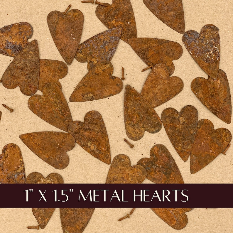 Puede incluir: Un conjunto de corazones de metal oxidados, cada uno de aproximadamente 2,5 cm por 3,8 cm, dispersos sobre una superficie de tono neutro. Los corazones tienen un aspecto envejecido y desgastado, con &oacute;xido y textura visibles. Tambi&eacute;n hay peque&ntilde;os clavos.