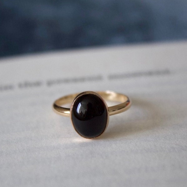 Bague ovale en onyx de minuit par Caitlyn minimaliste • Bague en pierre noire d'inspiration vintage avec anneau réglable • Cadeau d'anniversaire •