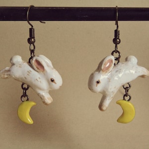 Boucles d'oreilles faites main lapin sautant par-dessus la lune