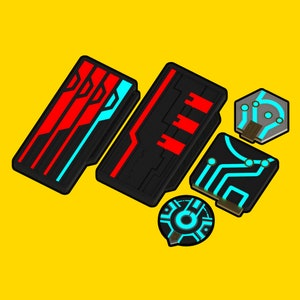 Puede incluir: Cinco llaveros de estilo placa de circuito negro y rojo con detalles azules y blancos. Los llaveros tienen forma rectangular y presentan una variedad de dise&ntilde;os.