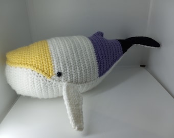 Peluche de ballena de ganchillo del orgullo no binario